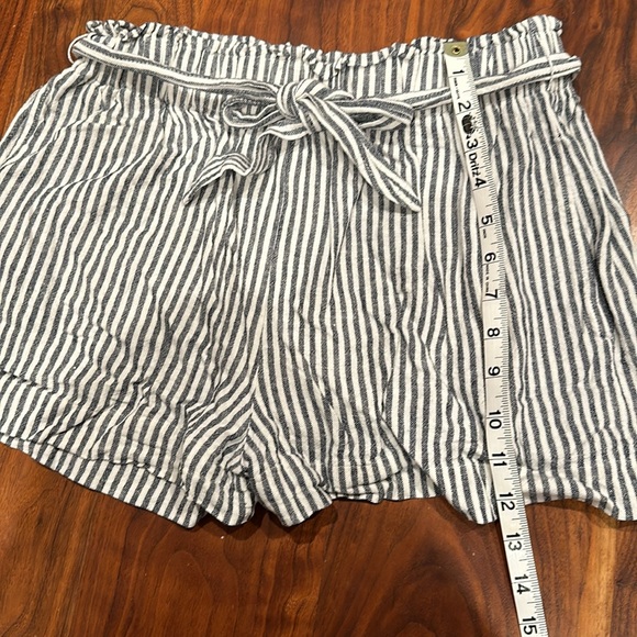 BCBG Black & White Striped Linen Shorts Size Small - Picture 6 of 6